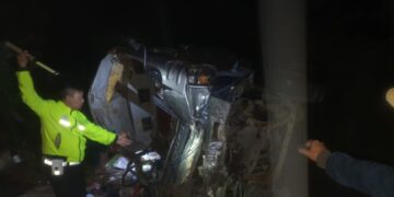 Bangkai Mobil Isuzu Elf Microbus yang terguling di Jalan Raya Panjalu-Cikijing, Desa Maniis, Kecamatan Cingambul, Kabupaten Majalengka, mengakibatkan enam orang tewas.(Foto:Istimewa).