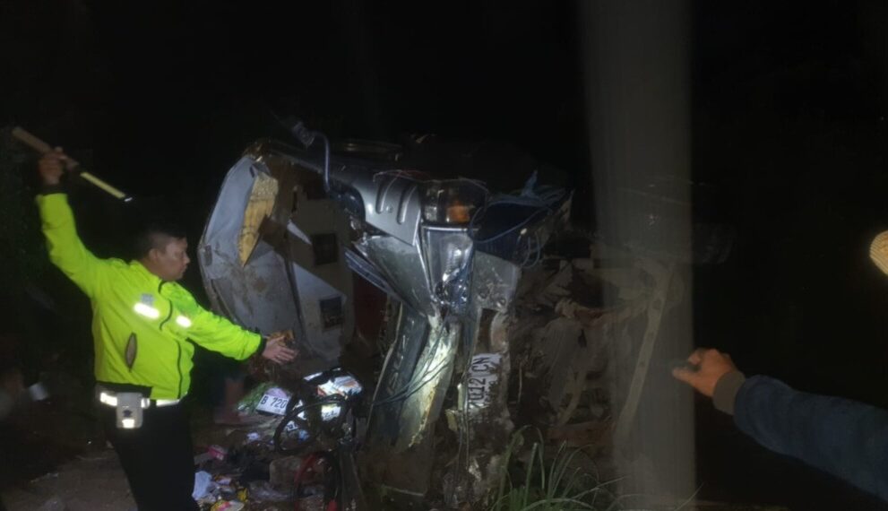 Bangkai Mobil Isuzu Elf Microbus yang terguling di Jalan Raya Panjalu-Cikijing, Desa Maniis, Kecamatan Cingambul, Kabupaten Majalengka, mengakibatkan enam orang tewas.(Foto:Istimewa).