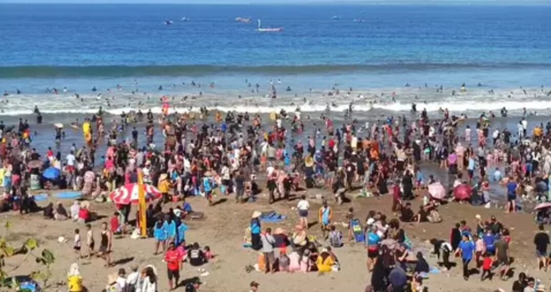 Pantai Pangandaran dipadati wisatawam selama libur Lebaran.(Foto:Istimewa).