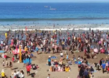 Pantai Pangandaran dipadati wisatawam selama libur Lebaran.(Foto:Istimewa).