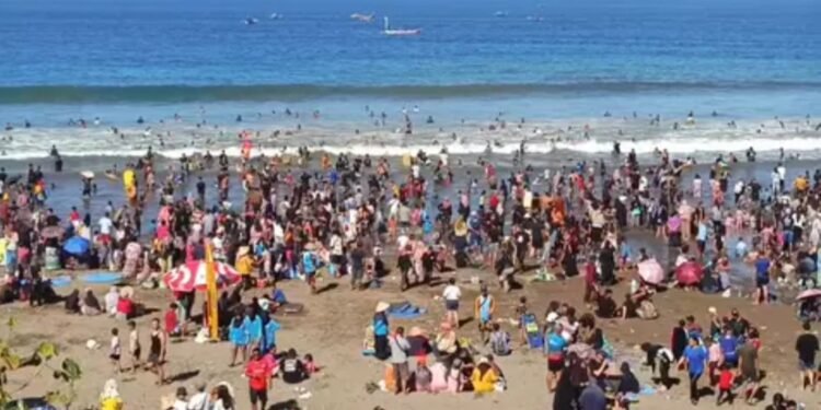 Pantai Pangandaran dipadati wisatawam selama libur Lebaran atau cuti bersama Hari Raya Lebaran.(Foto:Istimewa).
