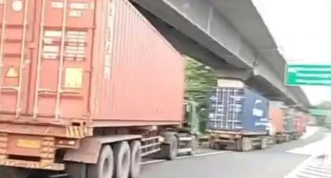 Deretan truk sumbu tiga, atau lebih, di ruas Tol Jakarta-Cikampek.(Foto:Istimewa).