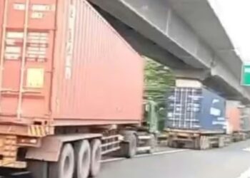 Deretan truk sumbu tiga, atau lebih, di ruas Tol Jakarta-Cikampek.(Foto:Istimewa).