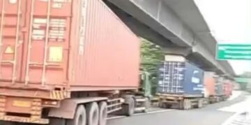 Deretan truk sumbu tiga, atau lebih, di ruas Tol Jakarta-Cikampek.(Foto:Istimewa).