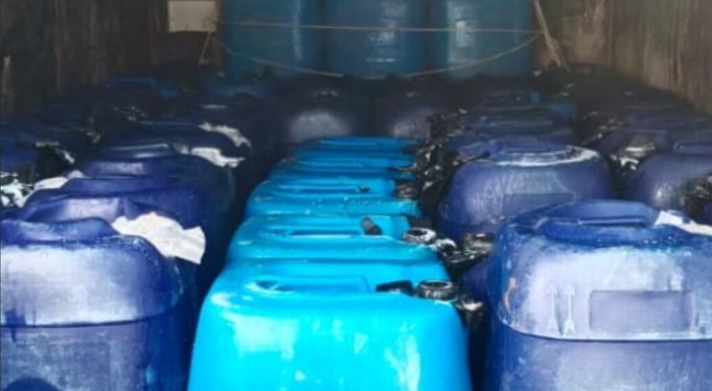 Pengiriman miras jenis tuak dalam jeriken diangkut mobil boks digagalkan Polresta Bandung.(Foto:Istimewa).