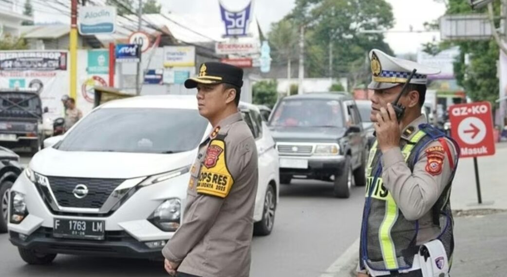 Kapolres Cimahi, AKBP Niko Nurullah Adi Putra bersama jajarannya kembali bersiaga di jalur saat gelombang kedua arus balik akhir pekan, Sabtu dan Minggu.(Foto:Istimewa).