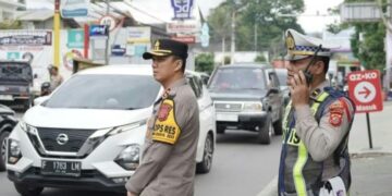Kapolres Cimahi, AKBP Niko Nurullah Adi Putra bersama jajarannya kembali bersiaga di jalur saat gelombang kedua arus balik akhir pekan, Sabtu dan Minggu.(Foto:Istimewa).