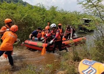 Tim SAR gabungan saat melakukan pencarian korban.(Foto:Istimewa).