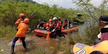 Tim SAR gabungan saat melakukan pencarian korban.(Foto:Istimewa).