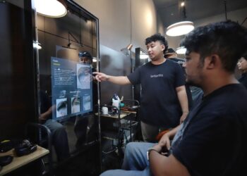 Salah satu proses sebelum pemangkasan rambut.(Foto: Humas Pemkot Bandung)