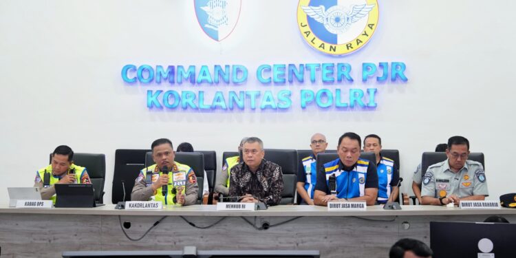 (Kiri-kanan) Kepala Korps Lalu Lintas (Kakorlantas) Polri Irjen Pol. Agus Suryonugroho, Menteri Perhubungan (Menhub) Dudy Purwagandhi, Dirut Jasa Marga Rivan A Purwantono, Dirut Jasa Raharja Muhammad Awaludin di Command Center KM 29, Tol Cikampek, Jumat (27/3/2026).(Foto: Dok. Korlantas Polri)