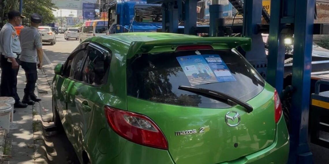 Parkir sembarangan kena derek.(Foto: Humas Pemkot Bandung)