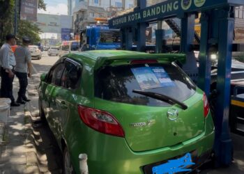 Parkir sembarangan kena derek.(Foto: Humas Pemkot Bandung)