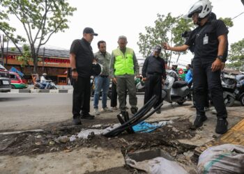 Wali Kota Bandung, Muhammad Farhan meninjau langsung proses perapian bekas galian proyek IPT di sejumlah ruas jalan Kota Bandung, Rabu 5 Maret 2026.(Foto: Humas Pemkot Bandung)