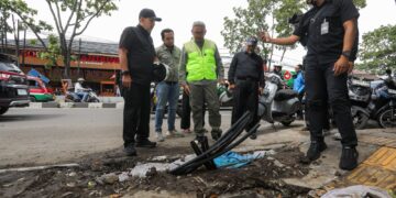 Wali Kota Bandung, Muhammad Farhan meninjau langsung proses perapian bekas galian proyek IPT di sejumlah ruas jalan Kota Bandung, Rabu 5 Maret 2026.(Foto: Humas Pemkot Bandung)
