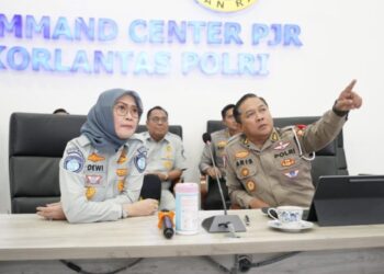 Direktur Hubungan Kelembagaan Jasa Raharja Direktur Hubungan Kelembagaan Jasa Raharja Dewi Ariyani Suzana dan Kaposko Operasi Ketupat 2026 Command Center KM 29 PJR Korlantas Polri, Kombes Pol Bayu Pratama Gubunagi.(Foto: Korlantas Polri)