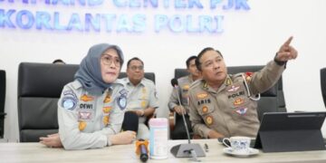Direktur Hubungan Kelembagaan Jasa Raharja Direktur Hubungan Kelembagaan Jasa Raharja Dewi Ariyani Suzana dan Kaposko Operasi Ketupat 2026 Command Center KM 29 PJR Korlantas Polri, Kombes Pol Bayu Pratama Gubunagi.(Foto: Korlantas Polri)