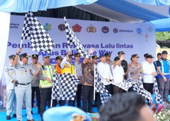Kapolri Jenderal Pol. Drs. Listyo Sigit Prabowo, M.Si. memimpin langsung flag off one way nasional arus balik di Gerbang Tol Kalikangkung, Semarang, Jawa Tengah Selasa (24/3/2026).(Foto: Korlantas Polri)