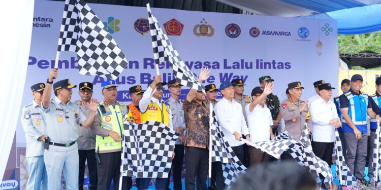 Kapolri Jenderal Pol. Drs. Listyo Sigit Prabowo, M.Si. memimpin langsung flag off one way nasional arus balik di Gerbang Tol Kalikangkung, Semarang, Jawa Tengah Selasa (24/3/2026).(Foto: Korlantas Polri)