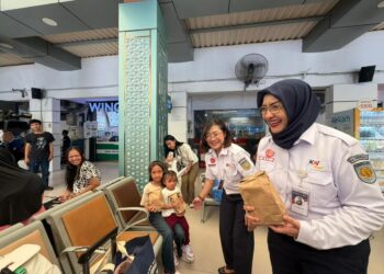 Komisaris Utama KAI Wisata Suria Ati Kusumah (kanan) bersama Direktur Komersial KAI Wisata Hetty Herawati membagikan takjil.(Foto: Humas KAI Wisata)