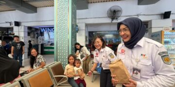 Komisaris Utama KAI Wisata Suria Ati Kusumah (kanan) bersama Direktur Komersial KAI Wisata Hetty Herawati membagikan takjil.(Foto: Humas KAI Wisata)