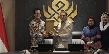 Menteri Kebudayaan RI, Fadli Zon, dan Sultan Sepuh XV Keraton Kasepuhan Cirebon, Luqman Zulkaedin.(Foto: Humas Kemenbud)