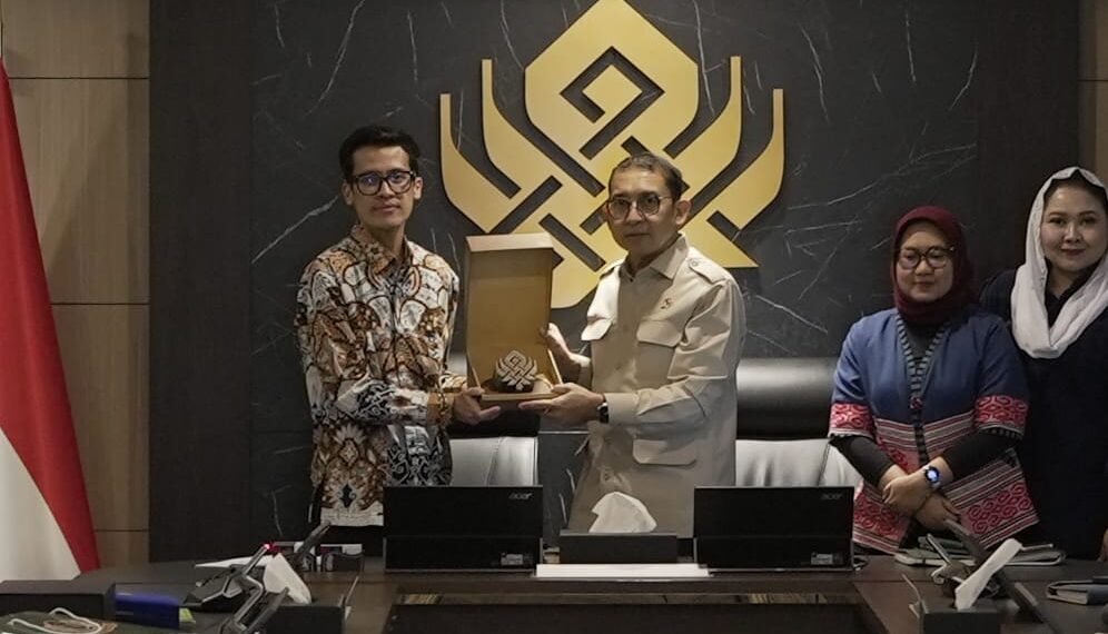 Menteri Kebudayaan RI, Fadli Zon, dan Sultan Sepuh XV Keraton Kasepuhan Cirebon, Luqman Zulkaedin.(Foto: Humas Kemenbud)