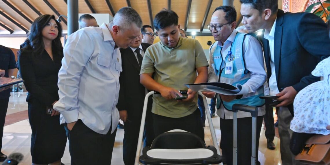 Menteri Perhubungan Dudy Purwagandhi (kiri baju putih) melakukan pemantauan langsung ke Terminal 1 dan 2 Bandara Soekarno-Hatta, Tangerang, Senin (16/3), untuk memantau arus mudik angkutan udara berjalan dengan baik. Menhub juga memastikan masyarakat merasakan langsung diskon tiket pesawat yang diberikan oleh pemerintah.