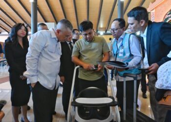 Menteri Perhubungan Dudy Purwagandhi (kiri baju putih) melakukan pemantauan langsung ke Terminal 1 dan 2 Bandara Soekarno-Hatta, Tangerang, Senin (16/3), untuk memantau arus mudik angkutan udara berjalan dengan baik. Menhub juga memastikan masyarakat merasakan langsung diskon tiket pesawat yang diberikan oleh pemerintah.