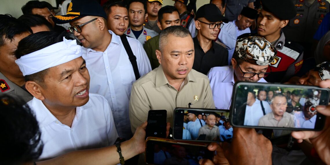 Menteri Perhubungan Dudy Purwagandhi dan Gubernur Jawa Barat Dedi Mulyadi.