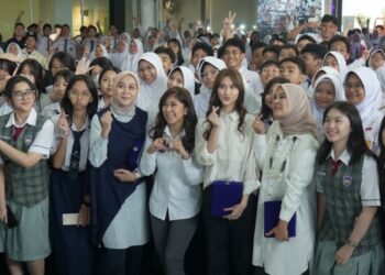 Menteri Komunikasi dan Digital Meutya Hafid bersama anak-anak peserta kegiatan Kelas Digital Sahabat Tunas: Tunggu Anak Siap di Garuda Spark Innovation Hub, Jakarta, Senin (9/3/2026). Meutya menegaskan bahwa PP Tunas tidak dimaksudkan untuk melarang anak menggunakan teknologi, melainkan memastikan anak memiliki kesiapan mental dan psikologis sebelum memasuki ruang media sosial yang kompleks. Foto: Noel/Indonesia.go.id/KPM Komdigi