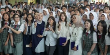 Menteri Komunikasi dan Digital Meutya Hafid bersama anak-anak peserta kegiatan Kelas Digital Sahabat Tunas: Tunggu Anak Siap di Garuda Spark Innovation Hub, Jakarta, Senin (9/3/2026). Meutya menegaskan bahwa PP Tunas tidak dimaksudkan untuk melarang anak menggunakan teknologi, melainkan memastikan anak memiliki kesiapan mental dan psikologis sebelum memasuki ruang media sosial yang kompleks. Foto: Noel/Indonesia.go.id/KPM Komdigi