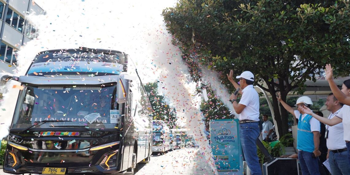 General Manager PLN UID Jakarta Raya, Moch. Andy Adchaminoerdin, melepas keberangkatan bus program Mudik Aman Berbagi Harapan 2026 di Jakarta, Selasa (17/3/2026).(Foto: Istimewa)