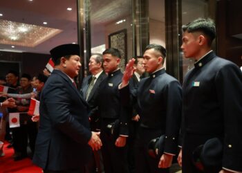 Presiden Prabowo Subianto disambut hangat oleh para pelajar dan taruna Indonesia yang tengah menempuh pendidikan di National Defence Academy (NDA) Jepang, di hotel tempatnya bermalam di Tokyo, Jepang, pada Minggu malam, 29 Maret 2026.(Foto: Istimewa)