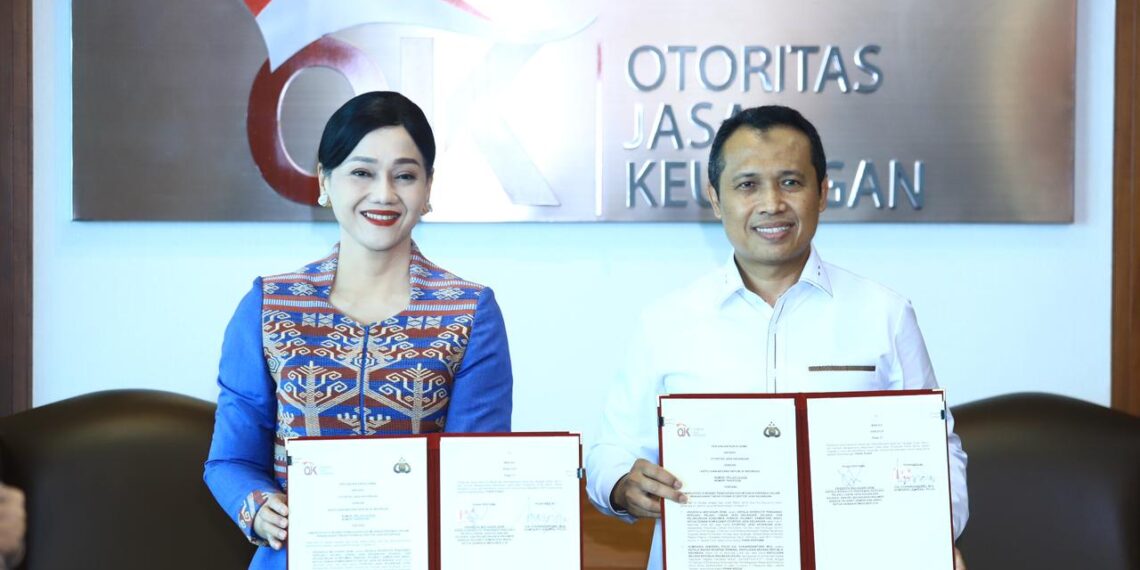 Pejabat Sementara Wakil Ketua Dewan Komisioner Otoritas Jasa Keuangan Friderica Widyasari Dewi dan Kepala Badan Reserse Kriminal Kepolisian Negara Republik Indonesia Komisaris Jenderal Polisi Syahardiantono.(Foto: Dok. OJK)