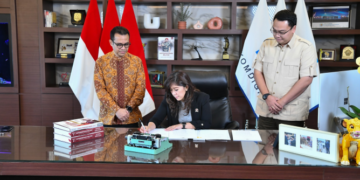 Menkomdigi Meutya Hafid menandatangani Peraturan Menkomdigi No. 9 Tahun 2026 tentang Peraturan Pelaksanaan Peraturan Pemerintah No. 17 Tahun 2025 tentang Tata Kelola Penyelenggaraan Sistem Elektronik Dalam Pelindungan Anak (PP TUNAS) di Kantor Kementerian Komdigi, Jakarta Pusat, Jumat (06/03/2026). Foto: Ardi W/Komdigi