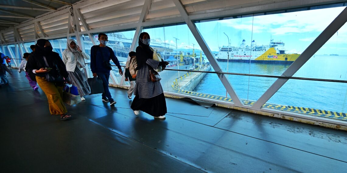 Penumpang angkutan umum di pelabuhan.(Foto: Kemenhub)