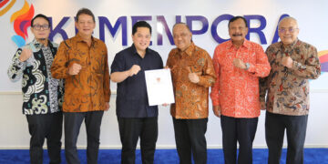 Ketua Umum (Ketum) Komite Olahraga Nasional Indonesia (KONI) Pusat Letjen TNI Purn Marciano serahkan progres Pekan Olahraga Nasional (PON) XXII/2028 Nusa Tenggara kepada Menpora RI Erick Thohir, pada 13 Maret 2026.(Foto: KONI Pusat)