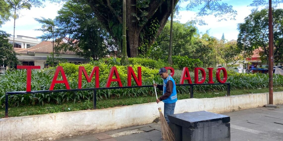 Petugas kebersihan di Jalan Dago.(Foto: Humas Pemkot Bandung)