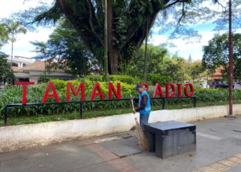 Petugas kebersihan di Jalan Dago.(Foto: Humas Pemkot Bandung)