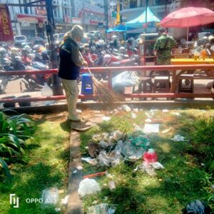 Petugas menjaga kebersihan taman.(Foto: Humas Pemkot Bandung)