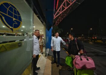 Menteri Perhubungan Dudy Purwagandhi bersama Sekretaris Kabinet Teddy Indra Wijaya memantau langsung situasi puncak arus balik Lebaran gelombang I (pertama) di Terminal Terpadu Pulo Gebang, Jakarta, Rabu (25/3) dini hari.(Foto: Istimewa)