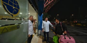Menteri Perhubungan Dudy Purwagandhi bersama Sekretaris Kabinet Teddy Indra Wijaya memantau langsung situasi puncak arus balik Lebaran gelombang I (pertama) di Terminal Terpadu Pulo Gebang, Jakarta, Rabu (25/3) dini hari.(Foto: Istimewa)