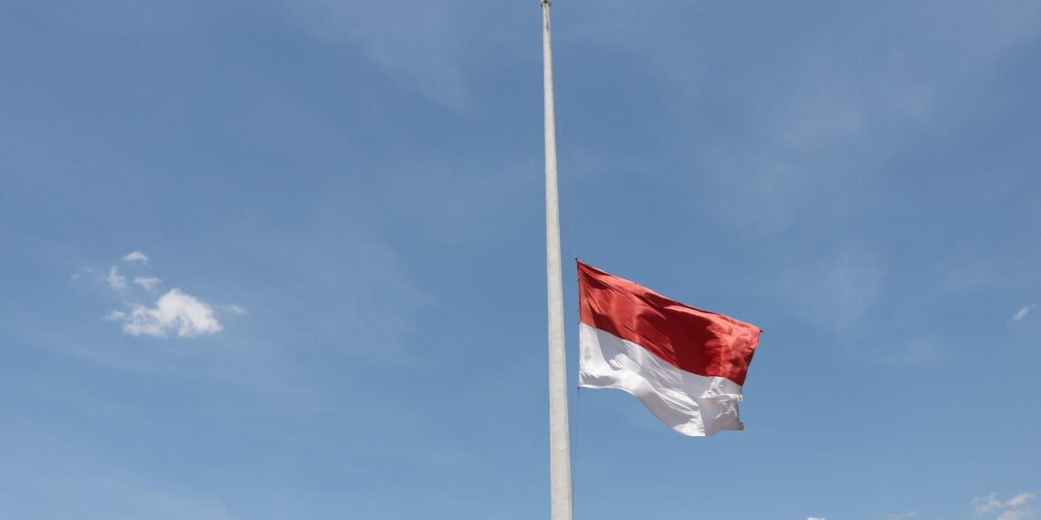 Pengibaran bendera setengah tiang.(Foto: Setneg)