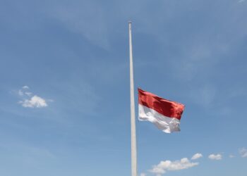 Pengibaran bendera setengah tiang.(Foto: Setneg)