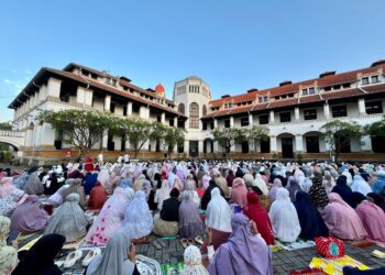 Salat Idulfitri di kawasan bersejarah Lawang Sewu Kota Semarang.(Foto: Istimewa)