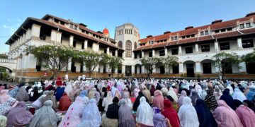Salat Idulfitri di kawasan bersejarah Lawang Sewu Kota Semarang.(Foto: Istimewa)