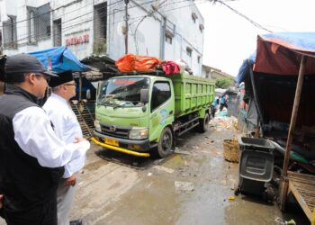 Wali Kota Bandung Muhammad Farhan meninjau tempat pembuangan sampah.(Foto: Humas Pemkot Bandung)