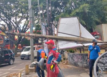 Sejumlah Penerangan Jalan Umum (PJU) roboh dan menutup sebagian badan jalan di Jalan R.E. Martadinata, kawasan Taman Pramuka, Kecamatan Bandung Wetan Kota Bandung, Selasa 24 Maret 2026.(Foto: Humas Pemkot Bandung)