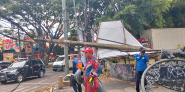Sejumlah Penerangan Jalan Umum (PJU) roboh dan menutup sebagian badan jalan di Jalan R.E. Martadinata, kawasan Taman Pramuka, Kecamatan Bandung Wetan Kota Bandung, Selasa 24 Maret 2026.(Foto: Humas Pemkot Bandung)